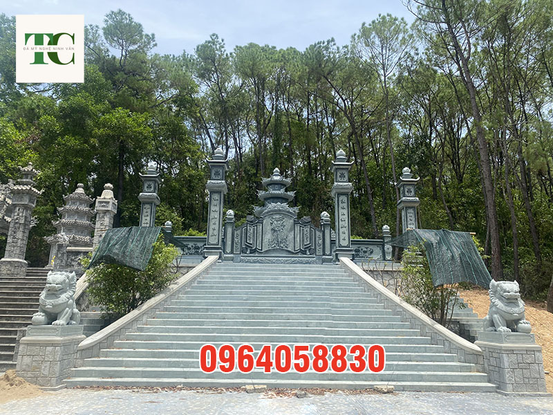 khu lăng mộ bằng đá nguyên khối tại Huế